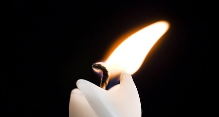 The-Why-When-And-How-Of-Trimming-Your-Candle-Wick